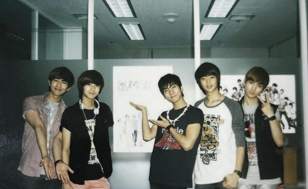 K-netizens share their thoughts on the old photo released ahead of SHINee's 15th anniversary