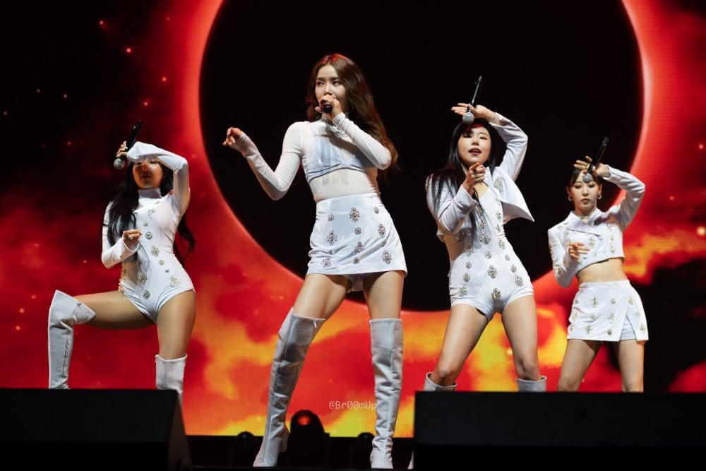 "Pink Panties" make a return at MAMAMOO's Chicago concert