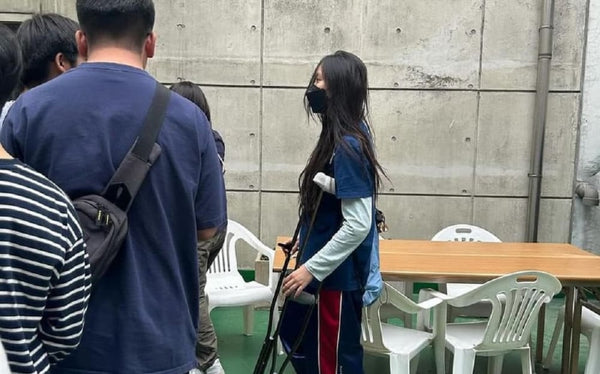 NewJeans' Hyein spotted using crutches to recover from injury
